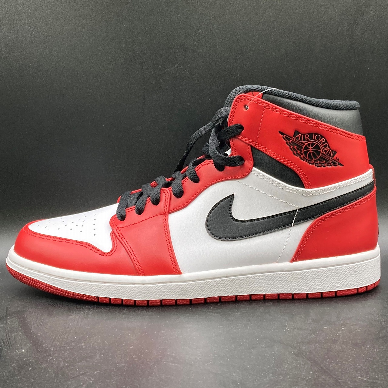 NIKE AIR JORDAN 1 RETRO